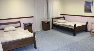 Гостиница Аэро  Омск Двухместный номер с 2 отдельными кроватями и общей ванной комнатой-1